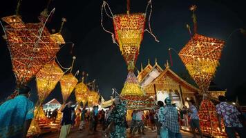 fiore parata tradizione a bandire saeng fa, n / A heo quartiere, divertimento e colorato, loei Provincia Tailandia aprile 23, 2024 video