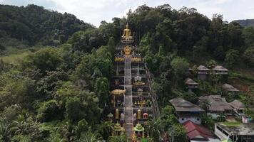 wat phu khao Phra maha bodhisattva bellissimo tempio nel ao nang, krabi, Tailandia. un' luccicante d'oro Budda statua in cima un' montagna. video