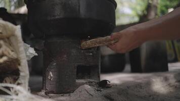 hout ontslagen fornuis koken kruiden in landelijk dorpen Thailand video