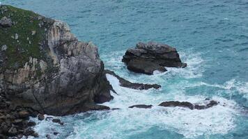 potente tempestoso mare onde. Crashing onda linea nel Aperto atlantico mare con schiumoso bianca struttura nel lento movimento. Spagna, asturie. video