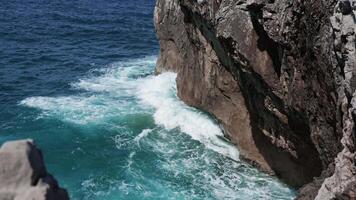 poderoso Tormentoso mar ondas. estrellarse ola línea en abierto atlántico mar con espumoso blanco textura en lento movimiento. España, Asturias. video