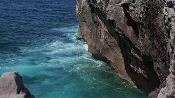 poderoso Tormentoso mar ondas. estrellarse ola línea en abierto atlántico mar con espumoso blanco textura en lento movimiento. España, Asturias. video