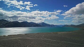 meer in de himalayan bergen, bewolkt weer video