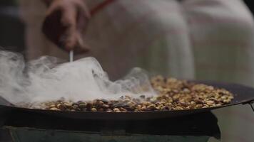 traditionell rostning av etiopisk kaffe video