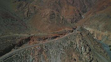 motocyclistes sont conduite sur une Montagne route, drone vue video