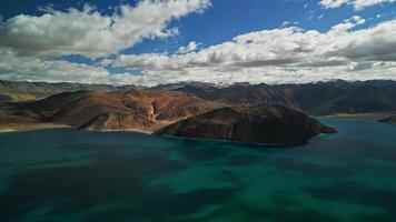 Lac dans le himalayen montagnes, nuageux temps video