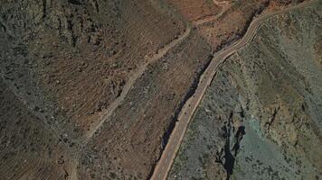 motocyclistes sont conduite sur une Montagne route, drone vue video