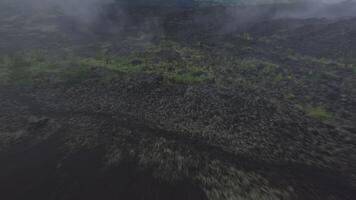 ativo vulcão solidificado lava fpv zangão através a nuvens video