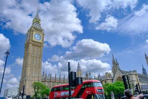 el grande ben y un rojo doble decker autobús en Londres, Reino Unido foto