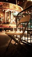 vit stol på balkong Nästa till karusell video