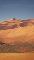 woestijn landschap met ver weg berg video