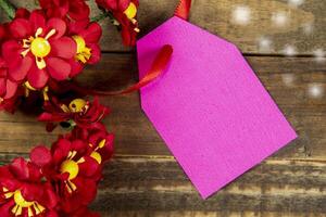 elementos decorativos de navidad junto a la tarjeta con cinta roja y espacio para escribir foto