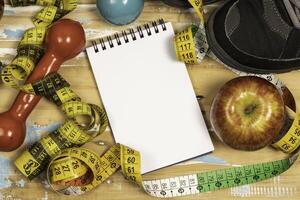 Fruta para peso pérdida con medición cinta y equipo para ejercicio y dieta, peso pérdida foto