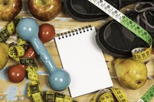 Fruta para peso pérdida con medición cinta y equipo para ejercicio y dieta, peso pérdida foto