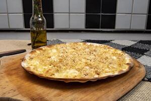 Brazilian Shredded chicken pizza with cream cheese photo