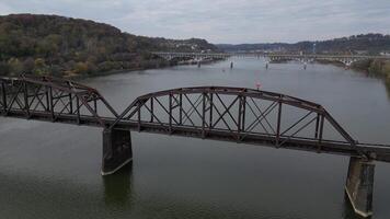 une drone vue de le allégenie rivière dans pittsburgh, Pennsylvanie video