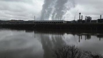 Drohne Aussicht von ein Fabrik video