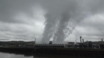 Drohne Aussicht von ein Fabrik video