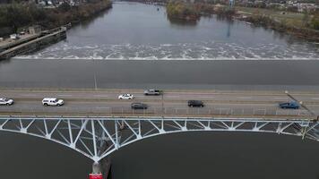 uma zangão Visão do a Allegheny rio dentro Pittsburgh, pensilvânia video