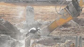 martillo excavador golpear escombros trabajando en el demolición de un edificio video