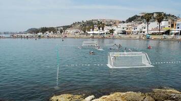 malaga, Espagne, 2017 - rencontre de waterpolo en jouant par garçons dans le plage une été journée video