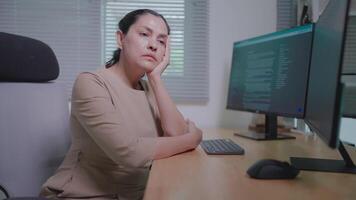 Lanza libre carrera mujer sentado escritura código desanimado cansado código tecnología computadora fatiga trabajo programador video