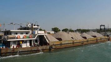 Hong kong - novembre 8, 2019. barge chargé avec le sable flottant à Hong kong littoral. macao pont video