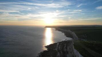 haute angle vue de plage tête mer vue et océan de Angleterre uni Royaume pendant le coucher du soleil. mai 10e, 2024 video