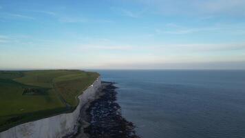 alto angolo Visualizza di spiaggia testa mare Visualizza e oceano di Inghilterra unito regno durante tramonto. Maggio 10, 2024 video