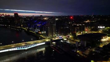 Alto ângulo noite cenas do iluminado Wansworth central Londres às rio Tamisa, Londres, Inglaterra Reino Unido. abril 24, 2024 video