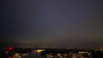 hoog hoek nacht beeldmateriaal van verlichte Wandsworth centraal Londen Bij rivier- Theems, Londen, Engeland uk. april 24e, 2024 video