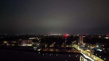 hoog hoek nacht beeldmateriaal van verlichte Wandsworth centraal Londen Bij rivier- Theems, Londen, Engeland uk. april 24e, 2024 video