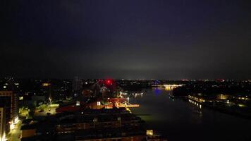 hoog hoek nacht beeldmateriaal van verlichte Wandsworth centraal Londen Bij rivier- Theems, Londen, Engeland uk. april 24e, 2024 video