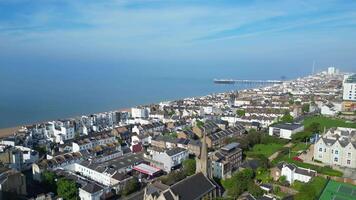 hoog hoek beeldmateriaal van Brighton kust toevlucht en strand stad van oosten- sussex, Engeland Super goed Brittannië. mei 10e, 2024 video