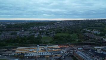 Antenne Aufnahmen von beleuchtet zentral Sheffield Stadt von England während Nacht. vereinigt Königreich. April 29., 2024 video