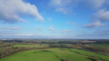 hoog hoek visie van Brits platteland landschap in de buurt heilige albans stad Engeland Super goed Brittannië. maart 16e, 2024 video