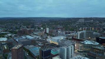 Antenne Aufnahmen von beleuchtet zentral Sheffield Stadt von England während Nacht. vereinigt Königreich. April 29., 2024 video