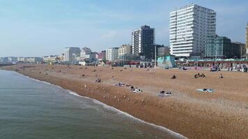 hoog hoek beeldmateriaal van Brighton kust toevlucht en strand stad van oosten- sussex, Engeland Super goed Brittannië. mei 10e, 2024 video