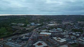 Antenne Aufnahmen von beleuchtet zentral Sheffield Stadt von England während Nacht. vereinigt Königreich. April 29., 2024 video