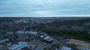 Antenne Aufnahmen von beleuchtet zentral Sheffield Stadt von England während Nacht. vereinigt Königreich. April 29., 2024 video