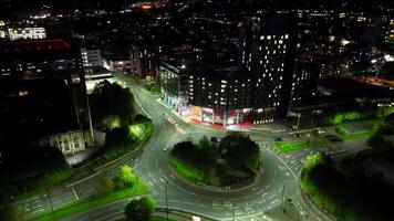 antenn antal fot av upplyst central sheffield stad av England under natt. förenad rike. april 29:e, 2024 video
