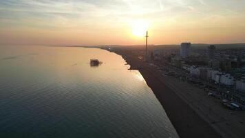 hoog hoek beeldmateriaal van Brighton kust toevlucht en strand stad van oosten- sussex, Engeland Super goed Brittannië. mei 10e, 2024 video