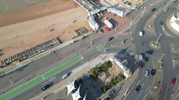 hoog hoek beeldmateriaal van Brighton kust toevlucht en strand stad van oosten- sussex, Engeland Super goed Brittannië. mei 10e, 2024 video