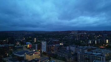 Antenne Aufnahmen von beleuchtet zentral Sheffield Stadt von England während Nacht. vereinigt Königreich. April 29., 2024 video