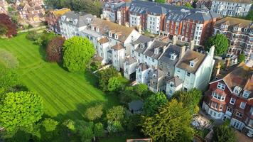 alto angolo metraggio di centrale Eastbourne città di Inghilterra, unito regno. Maggio 10, 2024 video