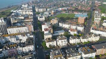 hoog hoek beeldmateriaal van centraal Eastbourne stad van Engeland, Verenigde koninkrijk. mei 10e, 2024 video