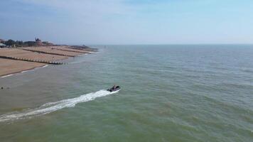 hoog hoek beeldmateriaal van snel boot in de Brits oceaan van Eastbourne stad, Engeland Verenigde koninkrijk. mei 10e, 2024 video