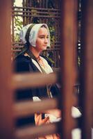 retrato de morena mujer vestido en histórico barroco ropa foto