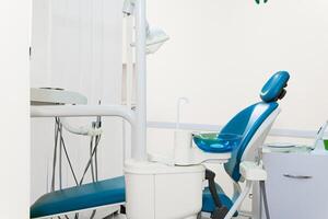 dentista espacio de trabajo con moderno silla, equipo y instrumentos foto