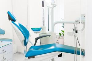 dentista espacio de trabajo con moderno silla, equipo y instrumentos foto